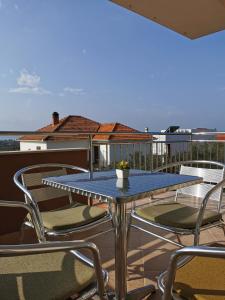 einen blauen Tisch und Stühle auf dem Balkon in der Unterkunft Apartment Alena 1 i 2 in Bibinje