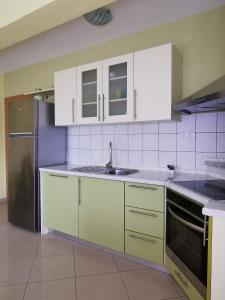 Kuchyňa alebo kuchynka v ubytovaní Apartment Alena 1 i 2