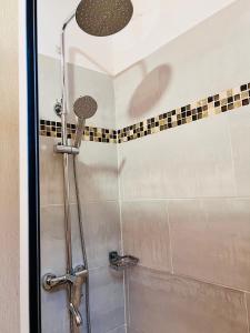 La salle de bains est pourvue d'une douche avec une porte en verre. dans l'établissement Monoambiente en Durazno, à Durazno