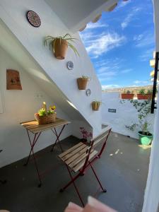 escalera con mesa y banco en el balcón en An ca Los Lolos 45, en Frigiliana