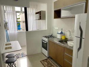 Кухня або міні-кухня у Apartamento 100 metros da praia das Astúrias