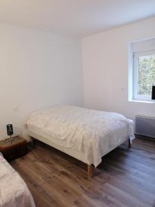 een slaapkamer met een bed in de hoek van een kamer bij superbe apart vue panoramique sur les pyrénées,balcon plein sud in Font Romeu Odeillo Via