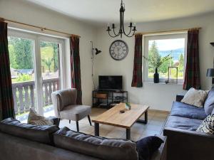 ein Wohnzimmer mit einem Sofa und einem Tisch in der Unterkunft Haus Brunner in Döbriach