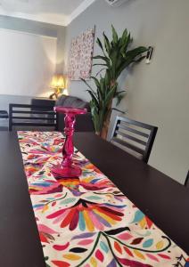 une table avec un tissu de table coloré en haut dans l'établissement Casa Buba, à Cozumel