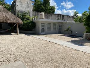 uma casa branca com um quintal com uma entrada em Casa Buba em Cozumel