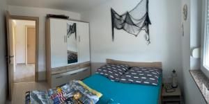 - une petite chambre avec un lit et un miroir dans l'établissement Apartment Sky&Vista Čižići - KRK, à Čižići