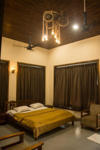 Cama ou camas em um quarto em Shiny 2Bhk Alibaug