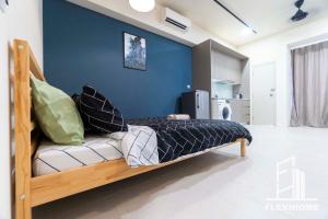 サイバージャヤにある9am-5pm, SAME DAY CHECK IN AND CHECK OUT, Work from Home, Comfy & Quiet Tamarind Suites-Cyberjaya by Flexihome-MY,の青い壁の部屋にあるベッド