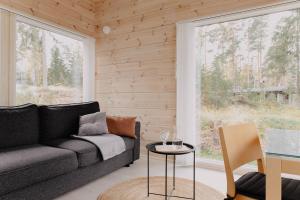 JorvasVilla Varis的客厅里有一张沙发和一张桌子。