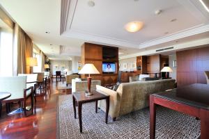 Televízia a/alebo spoločenská miestnosť v ubytovaní Regent Warsaw Hotel