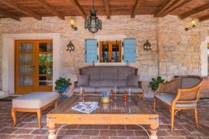 Posezení v ubytování Villa Kažun with private pool and two gardens