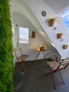 Habitación con mesa, 2 sillas y ventana en An ca Los Lolos 45, en Frigiliana