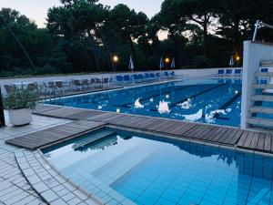 Bazén v ubytování G&D Hotel Deanna Pool&Brunch nebo v jeho okolí