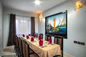 Televiisor ja/või meelelahutuskeskus majutusasutuses Hotel BnB Mhepi