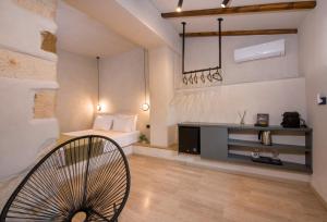 Habitación con cama y ventilador. en Cretan Berry Sarpaki en La Canea
