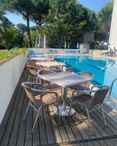 Bazén v ubytování G&D Hotel Deanna Pool&Brunch nebo v jeho okolí