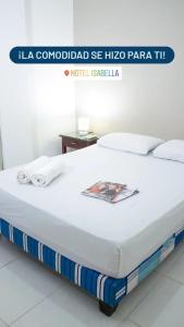 سرير أو أسرّة في غرفة في Hotel Isabella