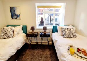 Giường trong phòng chung tại Speedy's Cottage - Cyanacottages