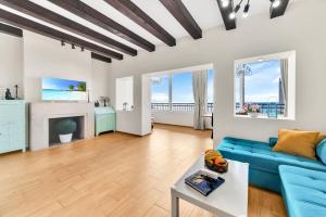 un soggiorno con divano blu e tavolo di Apartment Bellaria a Dubrovnik