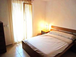 a bedroom with a white bed with a window at Miralcielo Lek in Peñíscola +12 photos