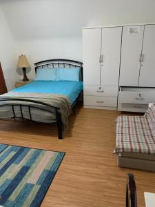 1 dormitorio con cama, armarios blancos y alfombra en Classical American House 3, en Brooklyn