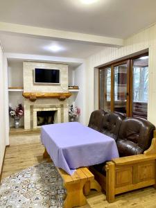 ein Wohnzimmer mit einem Sofa und einem Kamin in der Unterkunft Chalet Mlyn in Myhowe