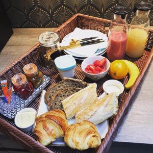 - un plateau de pain et de viennoiseries sur une table dans l'établissement Les Arbres Rouges, à Sucé-sur-Erdre