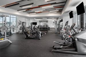 un gimnasio con varias cintas de correr y máquinas cardiovasculares en Sun Outdoors San Diego Bay en Chula Vista