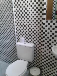 ein Badezimmer mit einem weißen WC und einem Waschbecken in der Unterkunft Hotel Pousada Clínicas Jardins Paulista in São Paulo