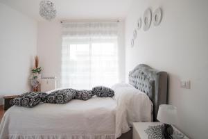 1 dormitorio con 2 camas y ventana en A Casa di Ale, en Roma