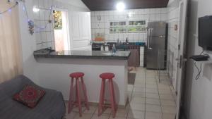 Η κουζίνα ή μικρή κουζίνα στο Aconchego 3 dorms, piscina, churrasq em Condomínio Fechado
