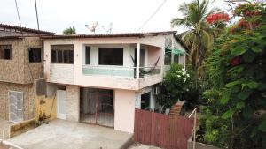 ein Haus mit einem Zaun davor in der Unterkunft Sibauma Aparts in Pipa