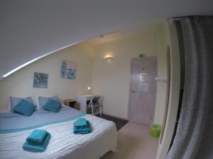 ein Schlafzimmer mit zwei blauen Handtüchern auf einem Bett in der Unterkunft Peniche Surf Lodge 1 in Peniche