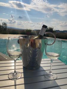 Montelopio的住宿－Bio Agriturismo Pratini，桌子上放着两杯酒和一瓶葡萄酒