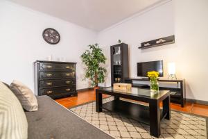 uma sala de estar com um sofá e uma mesa em Apartamento do Pinheiro (with Shared Swimming Pool) em São Vicente Ferreira