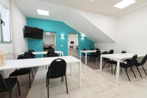 una sala con tavoli, sedie e TV di RESIDENZA a Zamora