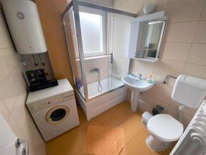 Koupelna v ubytování Spacious modern apartment Kisela Voda + 15 fotografií