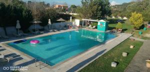 A piscina localizada em Sausan Hotel ou nos arredores