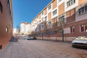 un parcheggio vuoto accanto a un edificio di mattoni di RESIDENZA a Zamora