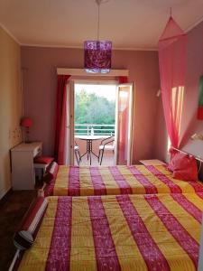 Cama ou camas em um quarto em Sausan Hotel