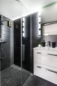 Ванна кімната в DnE VILLA- DISNEY-PARIS - HOLIDAYS HOUSE - MAISON DE VACANCES - PISCINE - POOL- 6 CHAMBRES- 6 SDB - 6 BEDROOMS - 6 BATHROOMS