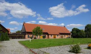 ein großes Backsteingebäude mit rotem Dach in der Unterkunft deckert`s Hotel an der Klosterpforte in Lutherstadt Eisleben