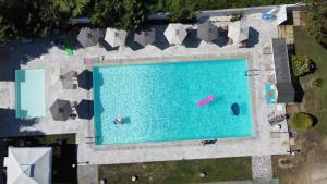 an overhead view of a large swimming pool with people in it at Sausan Hotel in Sidari