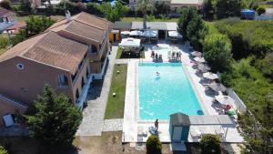 A piscina localizada em Sausan Hotel ou nos arredores