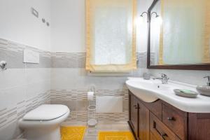 une salle de bains avec toilettes et lavabo dans l'établissement Casa Helen, à SantʼAntìoco 28 autres photos