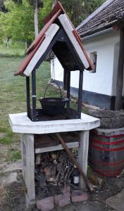 einen Grill mit einer Pfanne darüber in der Unterkunft Aranyodi Pihenő in Zalaszentgrót