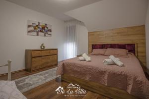布雷佐維采的住宿－De La Villa Brezovice，一间卧室配有一张带两个枕头的床