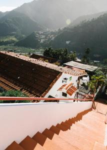 埃爾米瓜的住宿－Casa Rural Los Chicos Hermigua，从房子屋顶上欣赏美景