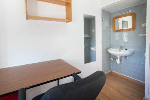 bagno con tavolo, lavandino e specchio di RESIDENZA a Zamora Altre 20 foto