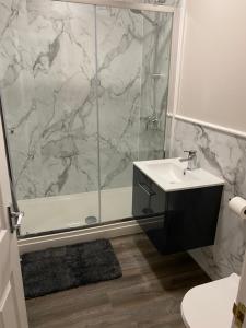 A bathroom at THE ESK - Modern 1 bedroom apartment in centre of Melrose.